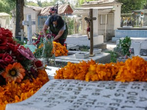Virus Prevents Cemetery Visits, Silencing a Powerful Ritual